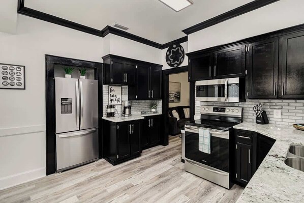 Refrigerador, microondas, horno y parrilla de estufa 