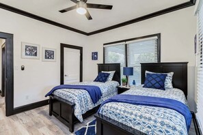 3 chambres, fer et planche à repasser, lit de bébé portatif