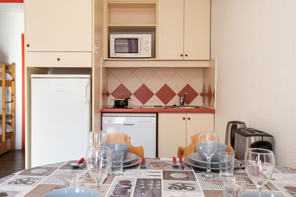 Fridge, microwave, stovetop, dishwasher