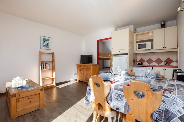 Een koelkast, een microgolfoven, een kookplaat, een vaatwasser