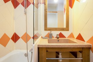 Duschwanne, Haartrockner, Handtücher