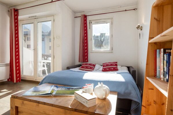 Iron/ironing board, free WiFi, bed sheets