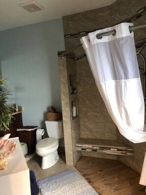 Een douche, een haardroger, handdoeken, zeep