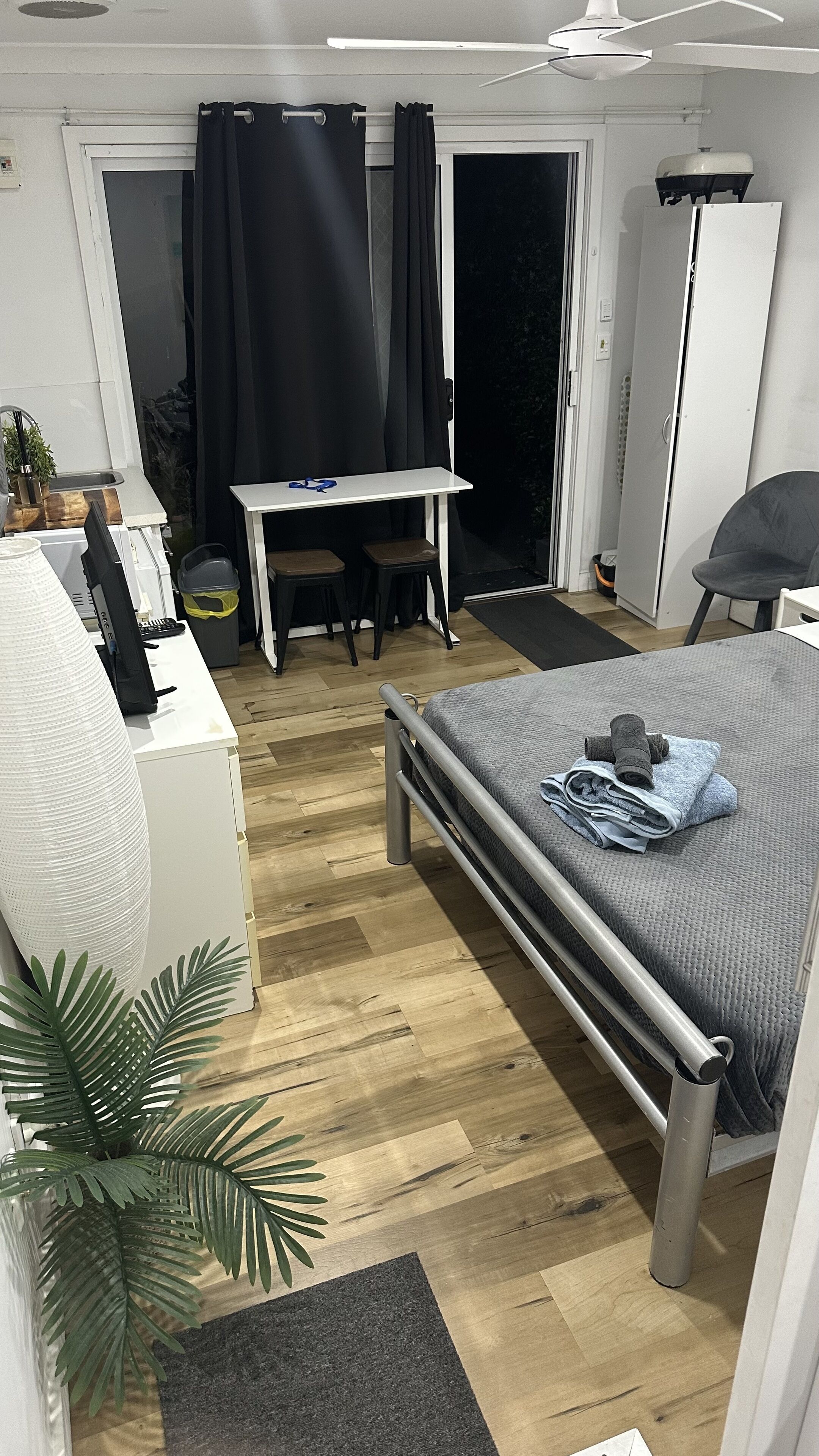 1 slaapkamer, een strijkplank/strijkijzer, gratis wifi, beddengoed