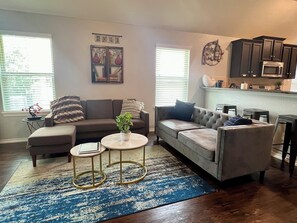 Smart TV, books - New modern, beautiful 3BR,2BA home near IAH airport, Woodlands &Downtown Houston (Houston)