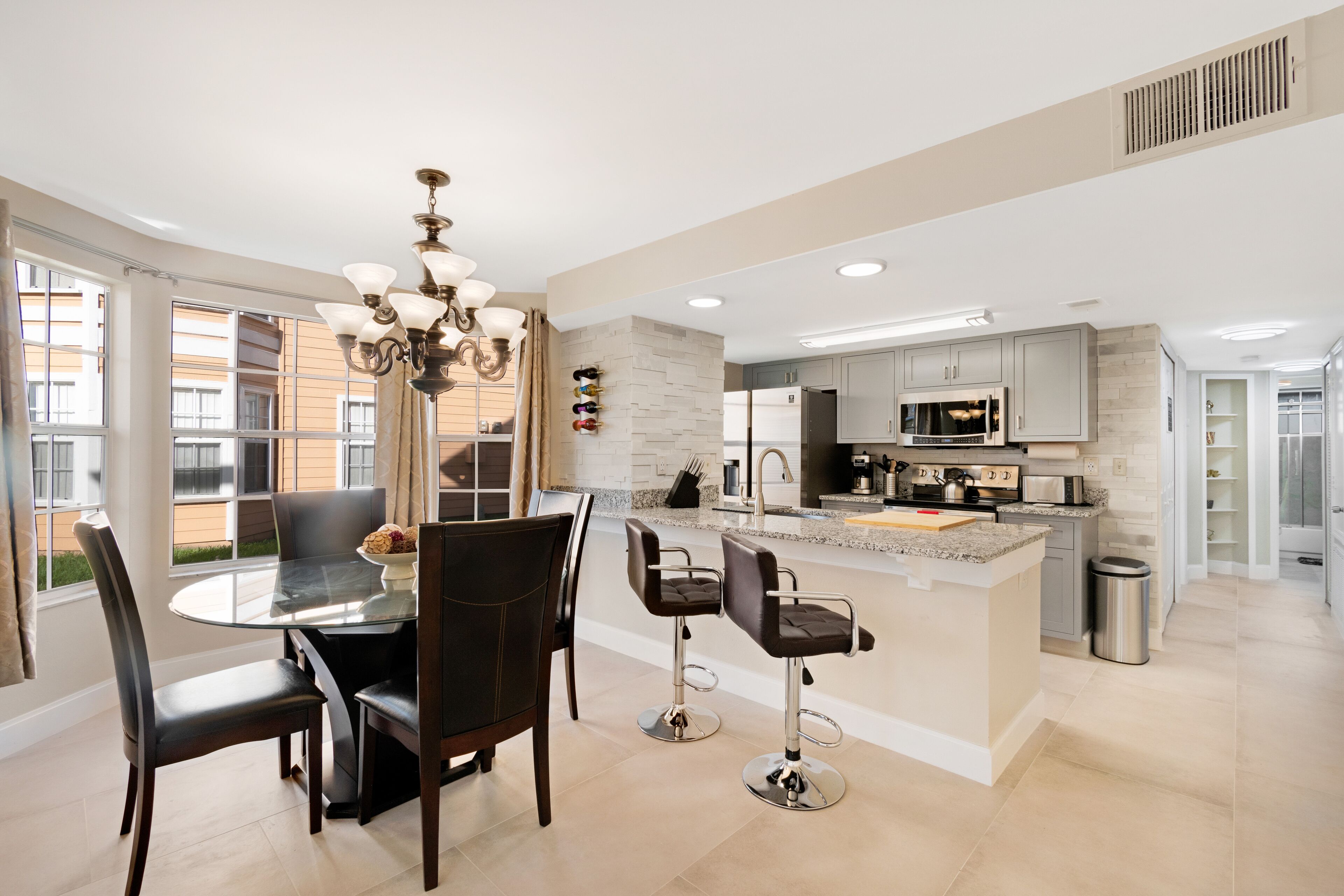 Geladeira, micro-ondas, fogão, cooktop