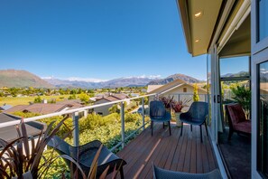 Property grounds - Kings View - Wanaka Holiday Home (Wanaka)