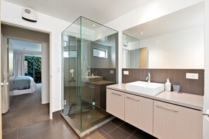 Bathtub, hair dryer - Kings View - Wanaka Holiday Home (Wanaka)