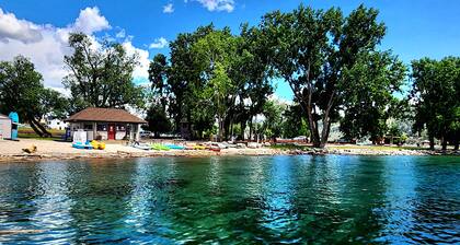 Wapato Point Pool Side Home Sleep 8, 3 Bed 2.5 Bath, Lake Views by Outdoor Pool