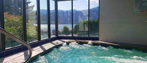 Una piscina techada, una piscina al aire libre