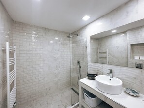 Regadera, amenidades de baño ecológicas, secadora de cabello, bidet 