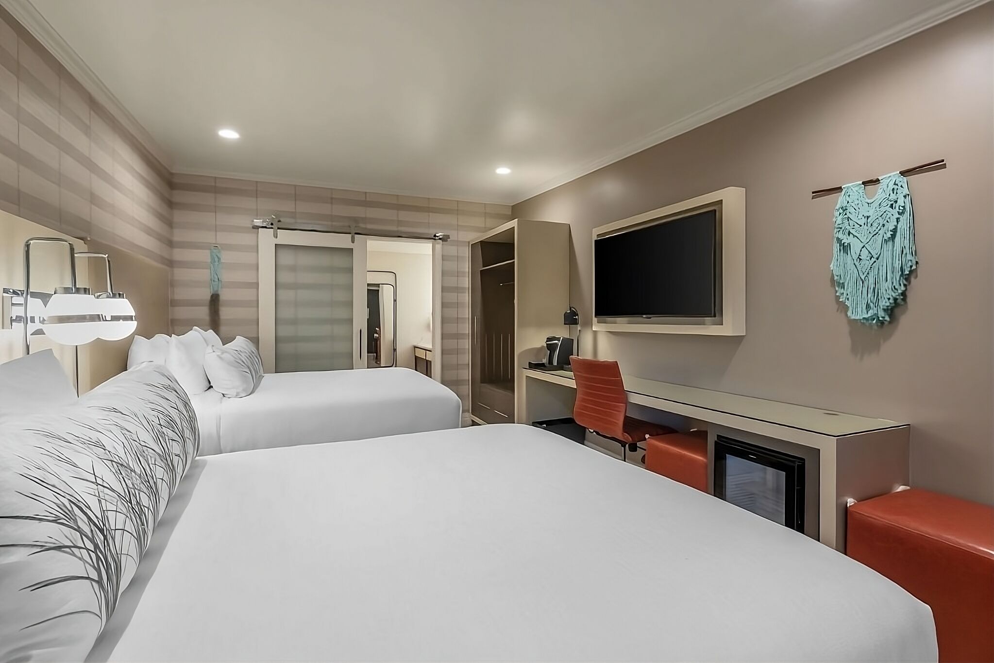 Friends and Family Vacation! Gorgeous Room with 2 Queen-Size Beds, Free Parking