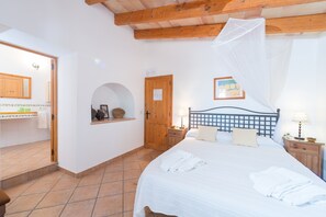 3 bedrooms, iron/ironing board, free WiFi, bed sheets - Idyllic villa with terrace and pool — Villa Sa Clota Nova (Felanitx)