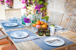 Outdoor dining - Idyllic villa with terrace and pool — Villa Sa Clota Nova (Felanitx)