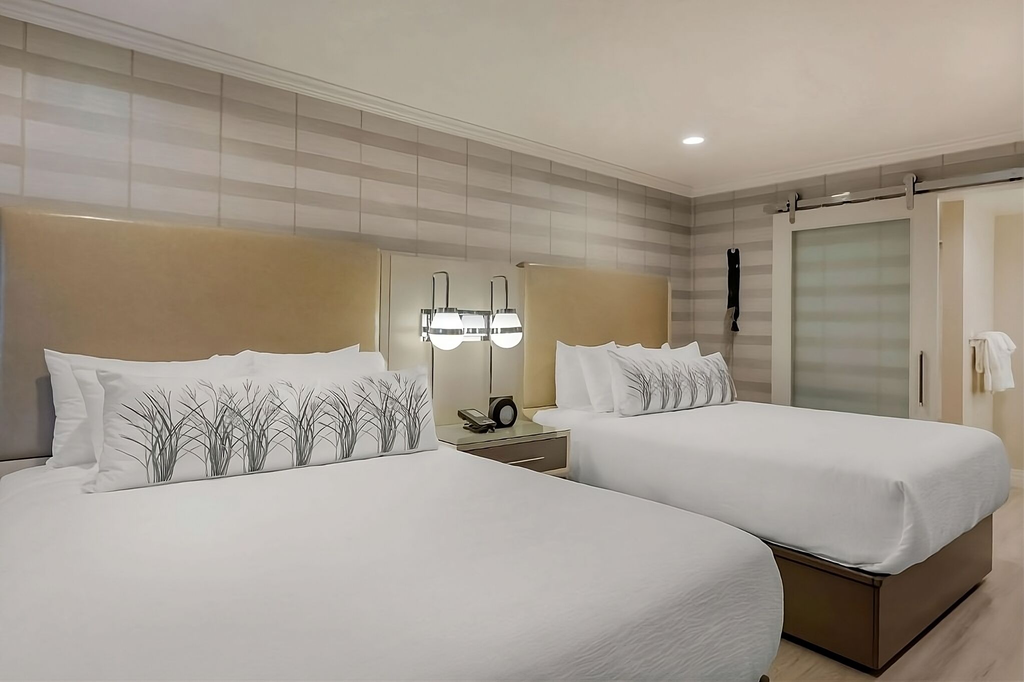 Amazing Stay! 3 Great Units, 6 Queen Size Beds, Parking, Minutes To The Beach