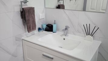 Badewanne, Haartrockner, Handtücher, Seife