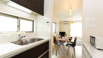 House, Non Smoking | Private kitchenette | Full-size fridge, microwave, stovetop, electric kettle