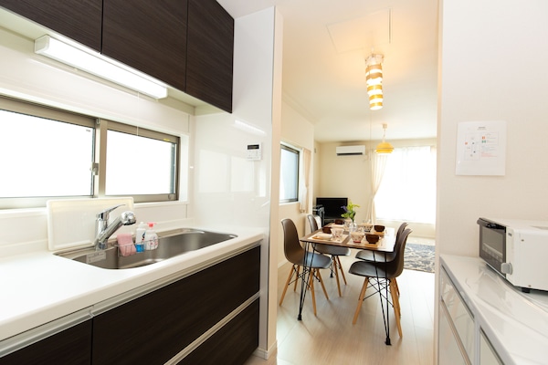 House, Non Smoking | Dapur kecil peribadi | Peti sejuk/penyejuk beku saiz penuh, ketuhar gelombang mikro, dapur