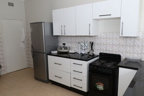 Family Apartment | Private kitchen | Full-size fridge, microwave, oven, stovetop - Eastlea 3-Bedroom Apartment (Harare)
