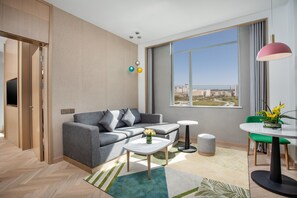 Minibar, in-room safe, desk, iron/ironing board - Holiday Inn Shanghai Dishui Lake by IHG (Shanghai)