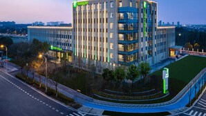 Ein Holiday Inn Hotel mit modernem Design, mit einem markanten Eingang und mehreren Etagen.