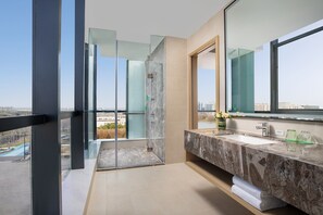 Suite, 1 Bedroom | Minibar, in-room safe, desk, iron/ironing board - Holiday Inn Shanghai Dishui Lake by IHG (Shanghai)