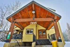 Exterior - Walkout End Unit / Mountain Views / Sauna (Fernie)