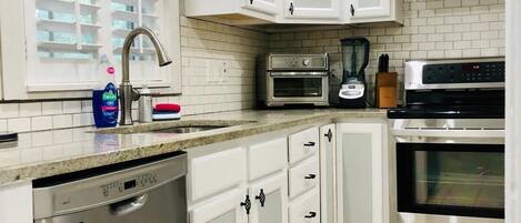 KĂŒhlschrank, Mikrowelle, Ofen, Herdplatte