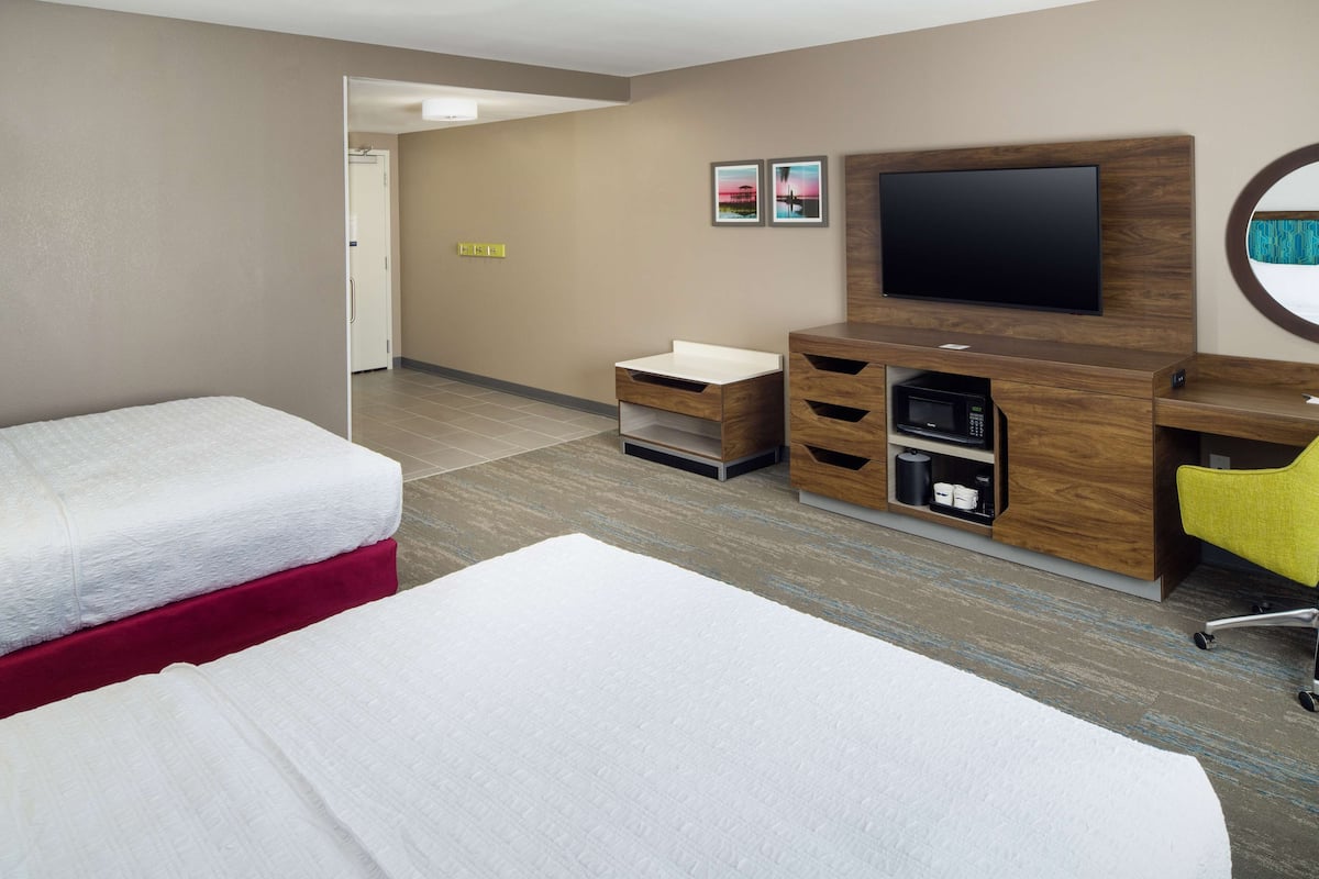 Een bureau, een strijkplank/strijkijzer, gratis wifi, beddengoed