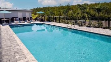 Piscine extérieure, parasols de plage, chaises longues