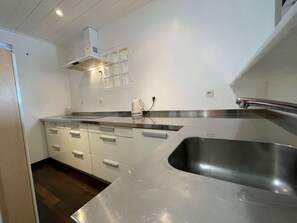 Kylskåp, mikrovågsugn, ugn och kaffe- och tebryggare
