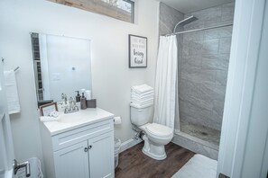 Apartment (2 Bedrooms) | Bathroom - Guest House with Loft near Downtown (San Antonio)