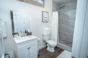 Apartamento (2 Bedrooms) | Banheiro | Chuveiro, chuveiro com efeito de chuva, toalhas de banho