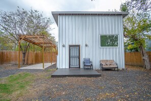 Front of property - Guest House with Loft near Downtown (San Antonio)