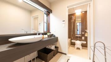 House, Non Smoking | Bathroom | Combined shower/bathtub, towels