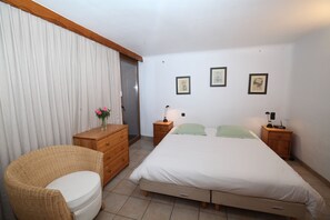 1 chambre, fer et planche à repasser, accès Internet, draps fournis