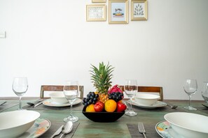 Villa, 3 chambres | Restauration dans la chambre