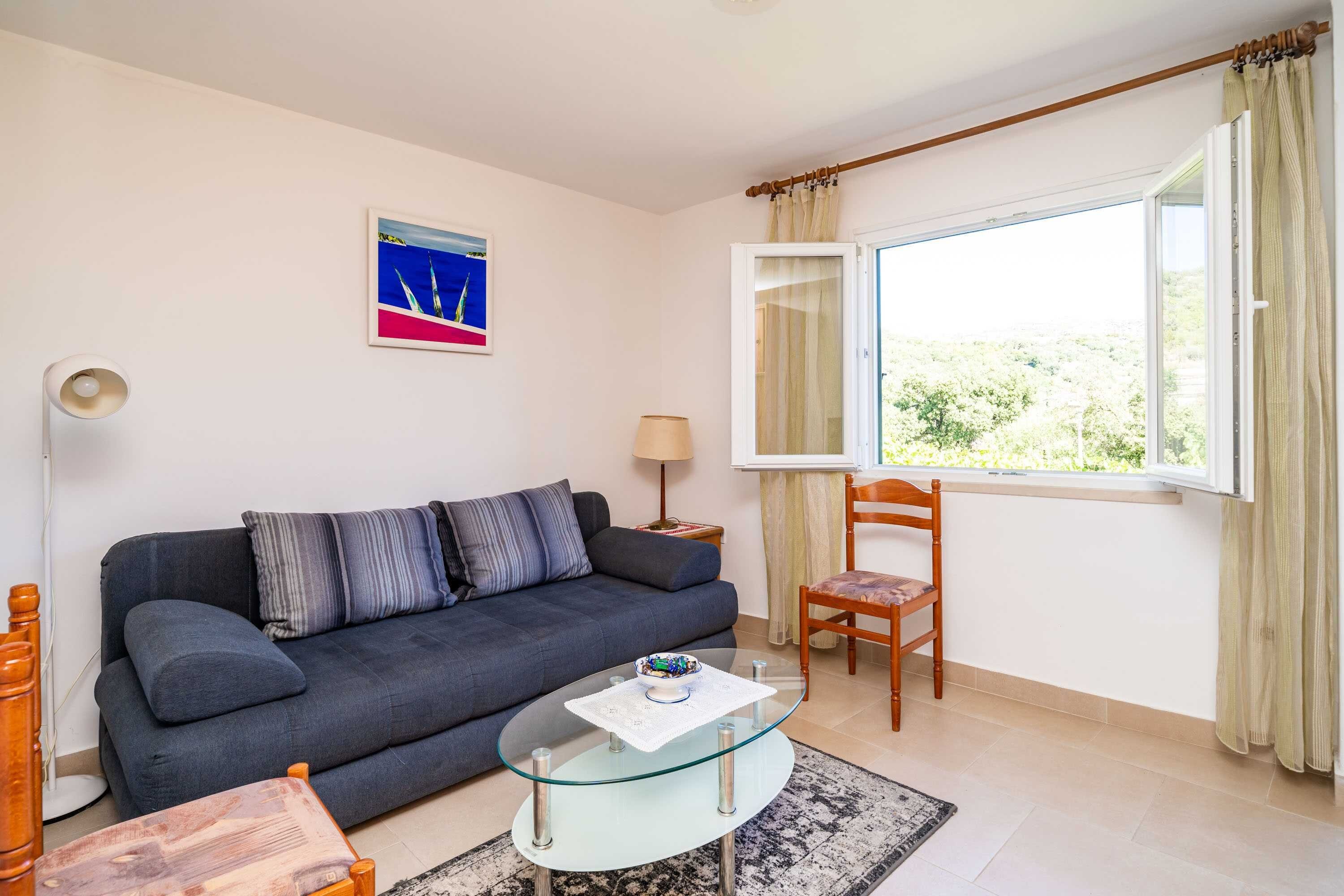 Appartement (Three-Bedroom Apartment) | Woonkamer | Televisie