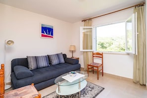 Huoneisto (Three-Bedroom Apartment) | Olohuone | Televisio