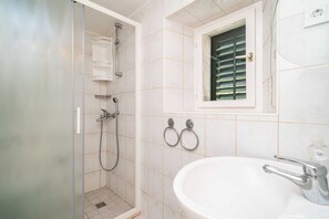 Apartemen (Three-Bedroom Apartment) | Kamar mandi | Shower dan handuk
