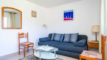 Apartment (Three-Bedroom Apartment) | Living room | TV