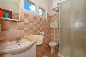 Shower, hair dryer, towels, soap - SOLEA - 2 bedroom sea view apartment 100m from the beach in Okrug Gornji (Okrug Gornji)