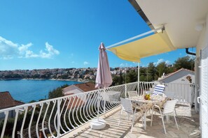 Outdoor dining - SOLEA - 2 bedroom sea view apartment 100m from the beach in Okrug Gornji (Okrug Gornji)