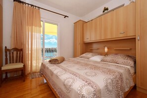 2 bedrooms, iron/ironing board, WiFi, bed sheets - SOLEA - 2 bedroom sea view apartment 100m from the beach in Okrug Gornji (Okrug Gornji)