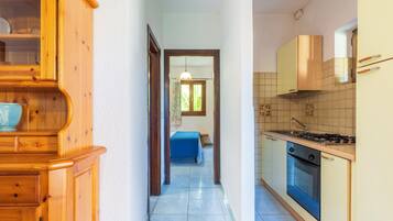 Eenvoudig appartement, 1 slaapkamer | Woonruimte | Een 20-inch flatscreentelevisie met digitale zenders en een televisie