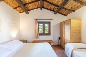 Desk, cots/infant beds, bed sheets - Appartamenti Tiffany (San Teodoro)