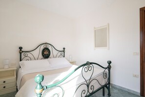 2 bedrooms, desk, cribs/infant beds, bed sheets