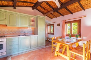 Basic Apartment, 2 Bedrooms | Private kitchenette | Fridge, stovetop, cookware/dishes/utensils, freezer - Appartamenti Tiffany (San Teodoro)