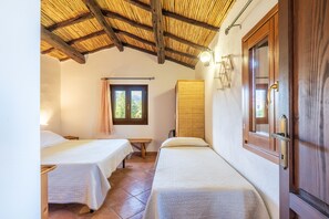 Desk, cribs/infant beds, bed sheets