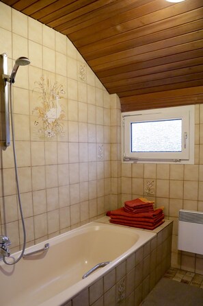 Chuveiro/banheira combinados, secador de cabelo, toalhas de banho